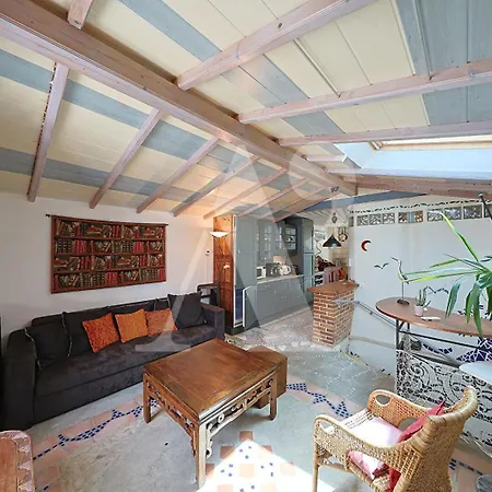 Maison Atypique Avec Garage En Coeur De